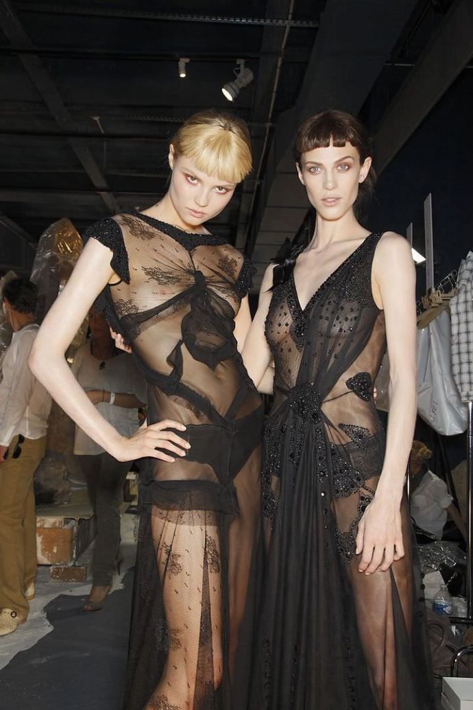 Мода, где можно увидеть женскую грудь