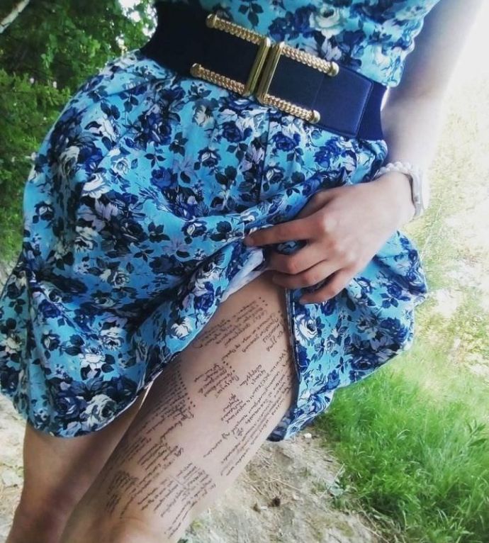 Подсказки к экзаменам на ногах у девушек