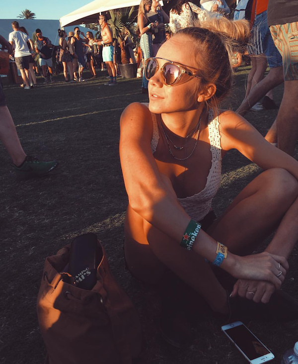 Сексуальные девушки в черных очках