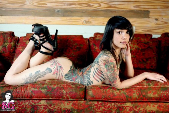 Татуированная эмо девушка