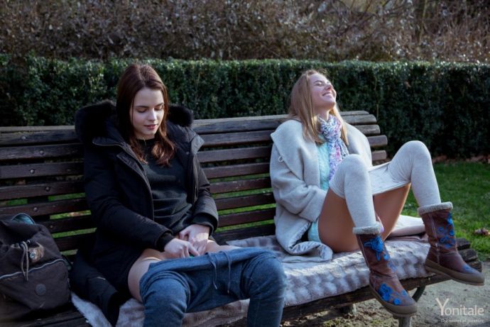 Молодые подружки шалят в парке