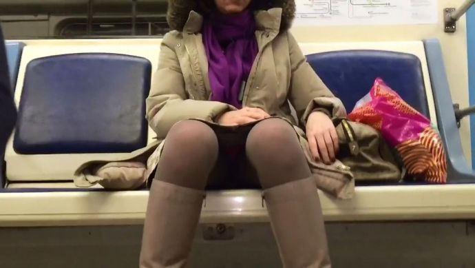 Подглядываем под юбку в метро - 44 фото