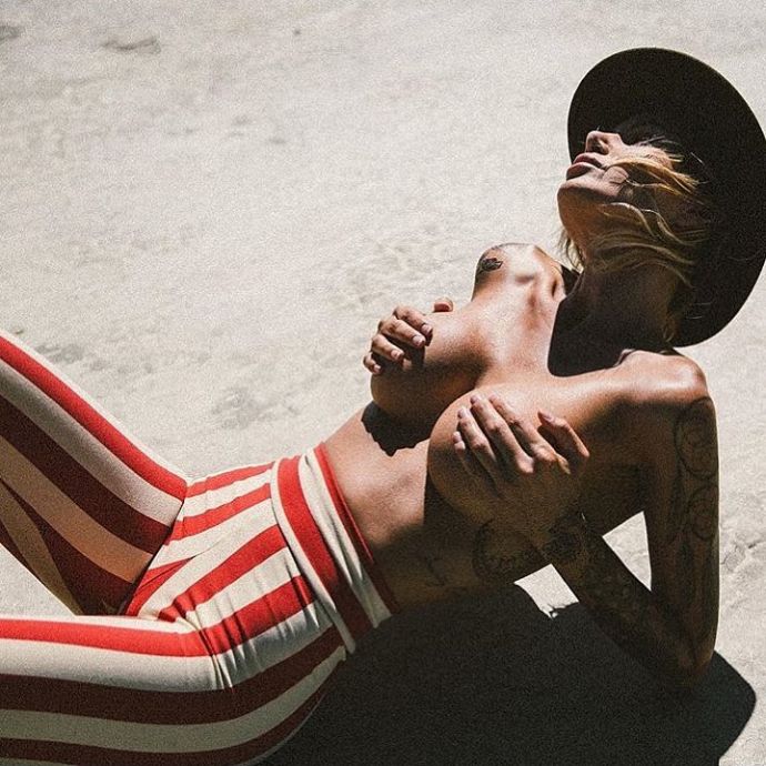 Голая модель Tina Louise