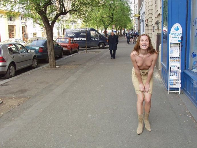 Голая девушка в общественных местах