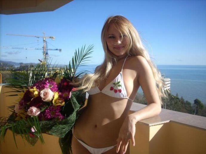 Красивые девушки в маленьких купальниках (51 фото)