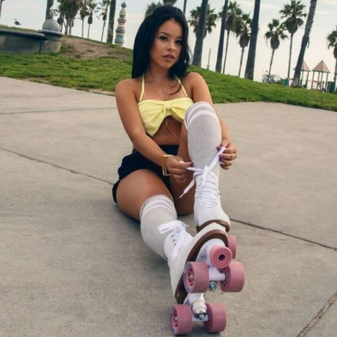 Милые  девушки на роликах