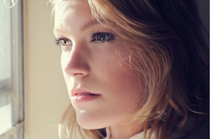 Симпатичные девушки у окна (27 фото)