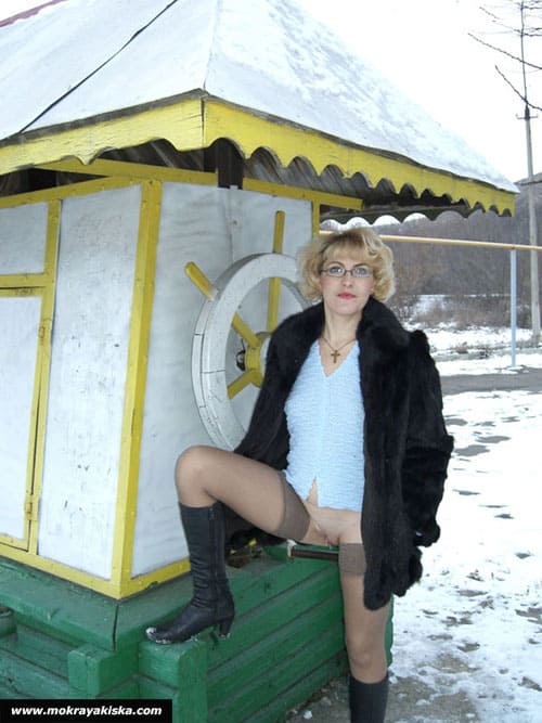 Nackte Sch?nheiten im Hof