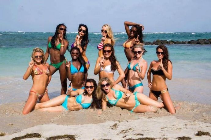 Чирлидерши на пляже (44 фото)