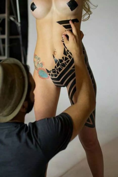 Девушки в сексуальных нарядах из черной изоленты