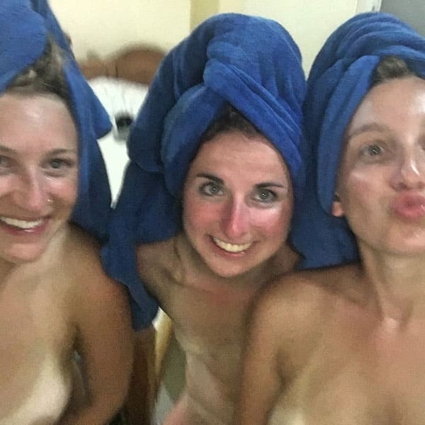 Три голые подруги делают ню селфи