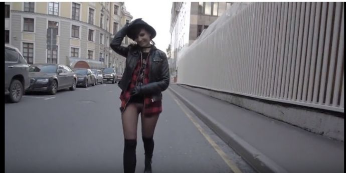 Гуляет по городу без трусов (Видео)