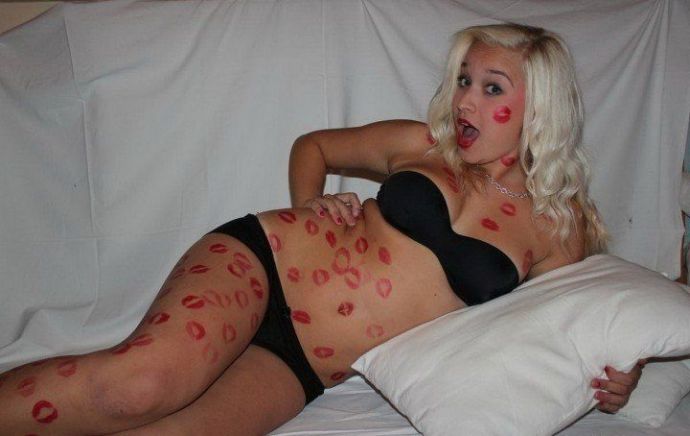 Симпотная блондинка в поцелуях