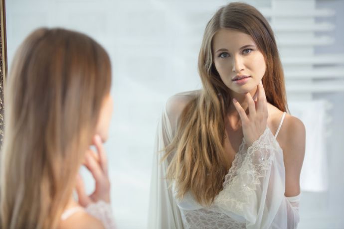 Блондина с натуральными сиськами голышом