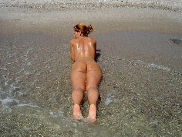 Женщины загорают, мужики скучают (15 фото)