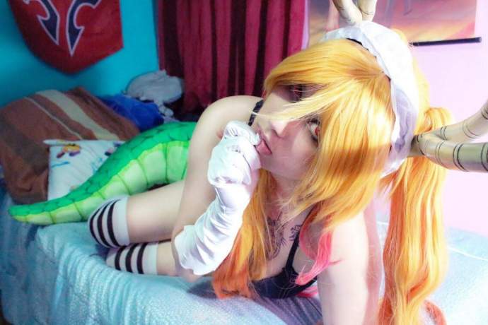 Привлекательные девушки в специфических и сексуальных костюмах