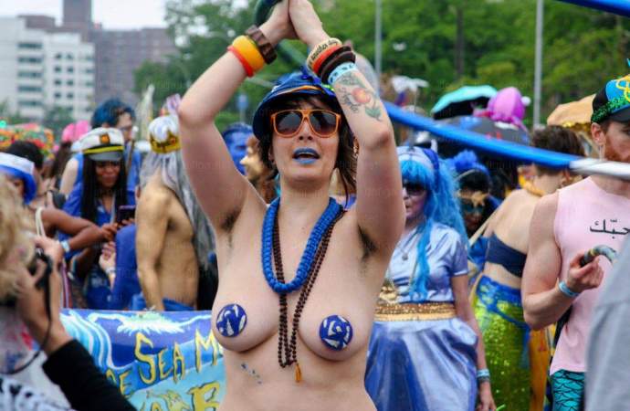 Голые на фестивале и красивая попка в палатке (43 фото)