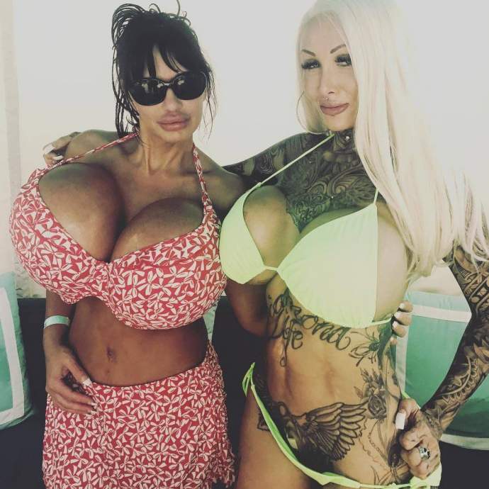 Девушка пастух, большие сиськи и очень узкие шортики