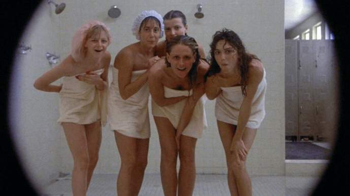 Голые в раздевалке бассейна