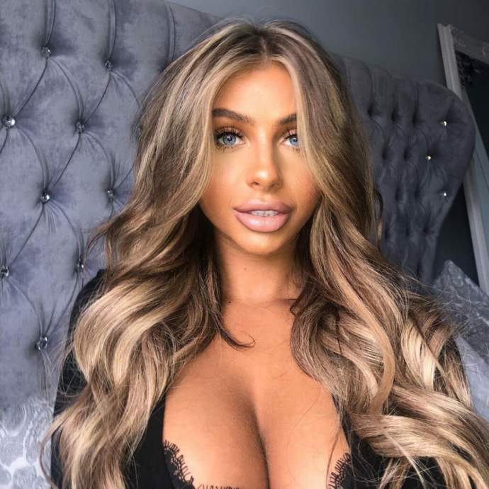 Chloe Elizabeth с пухлыми губами и смуглой кожей