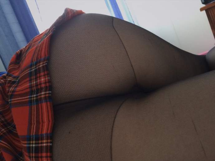 Студентка в клетчатой юбочке