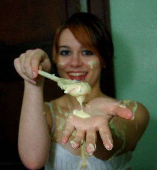 Жена учиться готовить