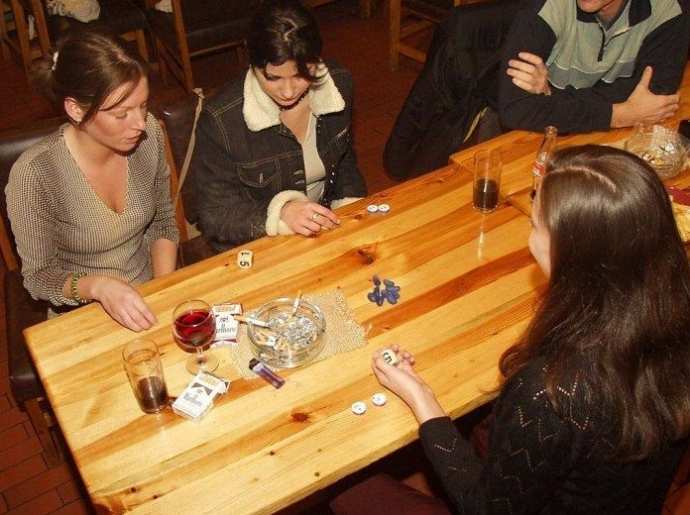 Голые девушки в баре