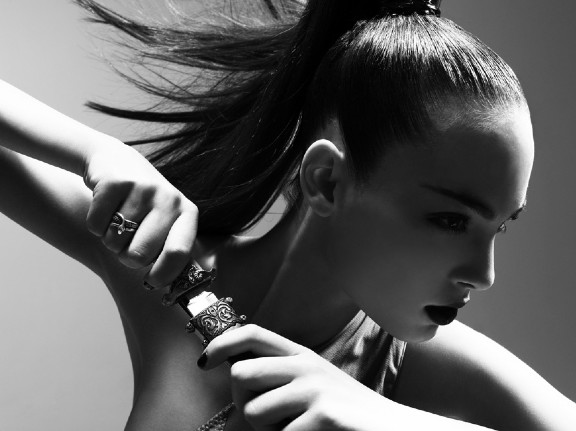 Модель-Ниндзя в черно белом фото