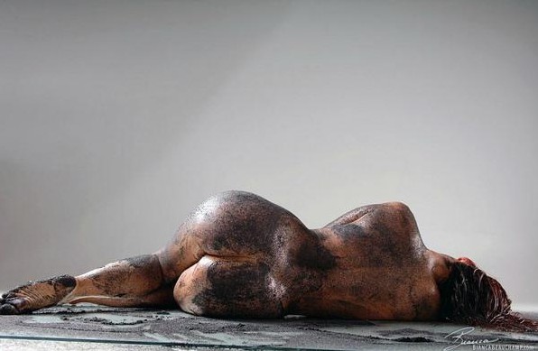 Грязная модель, голая и симпатичная даже такая