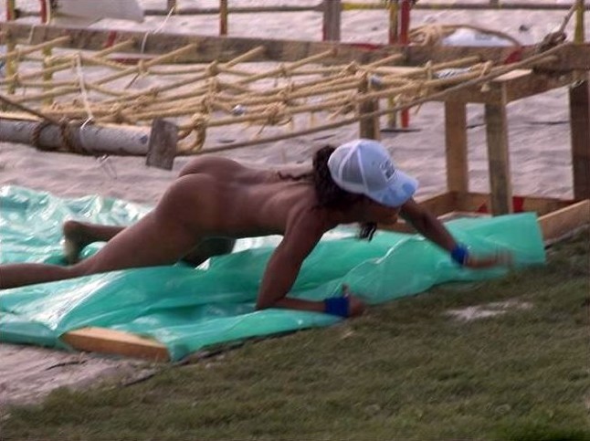 Голый забег девушек через полосу препятствий