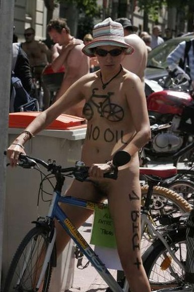 Нудисты выехали покататься на велосипедах