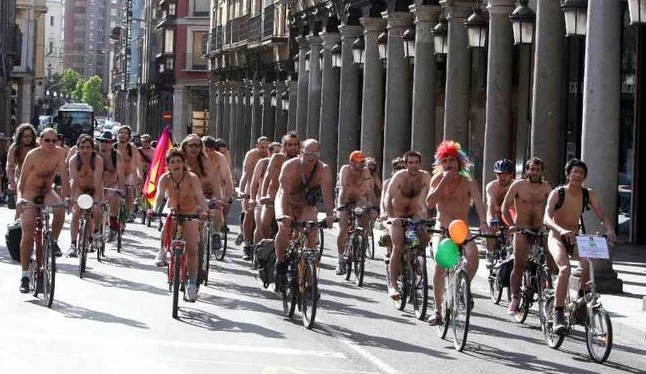 Нудисты выехали покататься на велосипедах