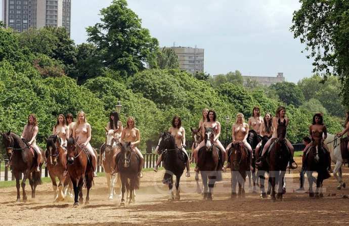 Голые наездницы