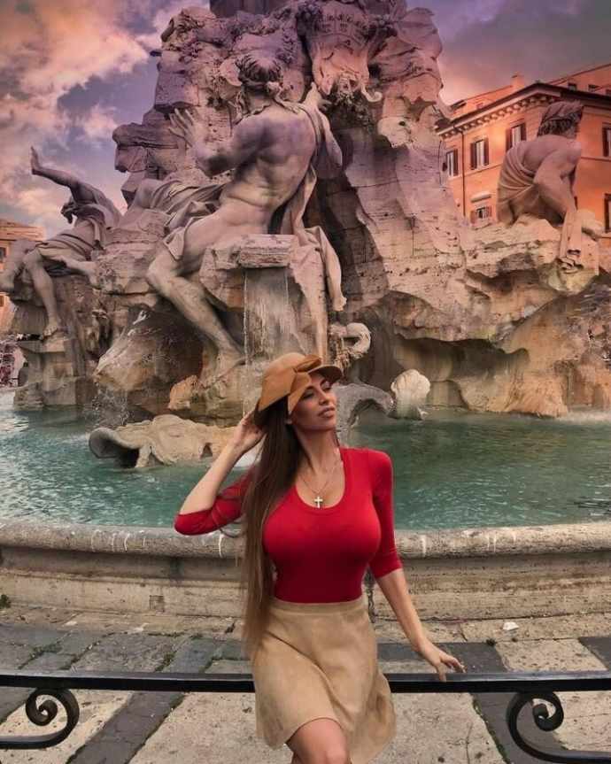 Магдалина Солтан. Фигура 102-60-93. Бывшая гимнастка.