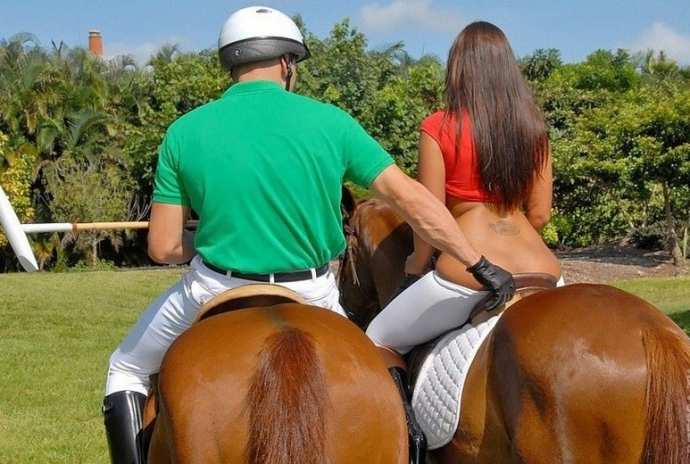 Приколы с девушками, которые сосут и показывают сиськи