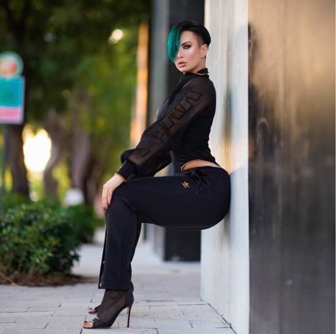 Захра Элиз. Фигура 86 – 66 – 109. Служила в ВМС. Ушла в модели.