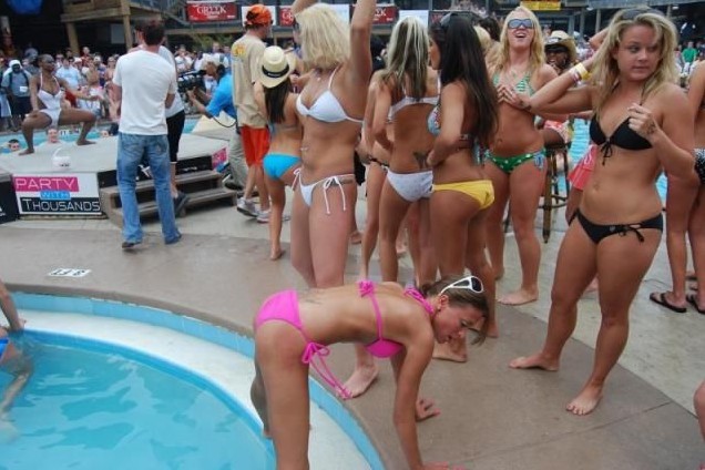 Мокрая вечеринка с горячими девахами