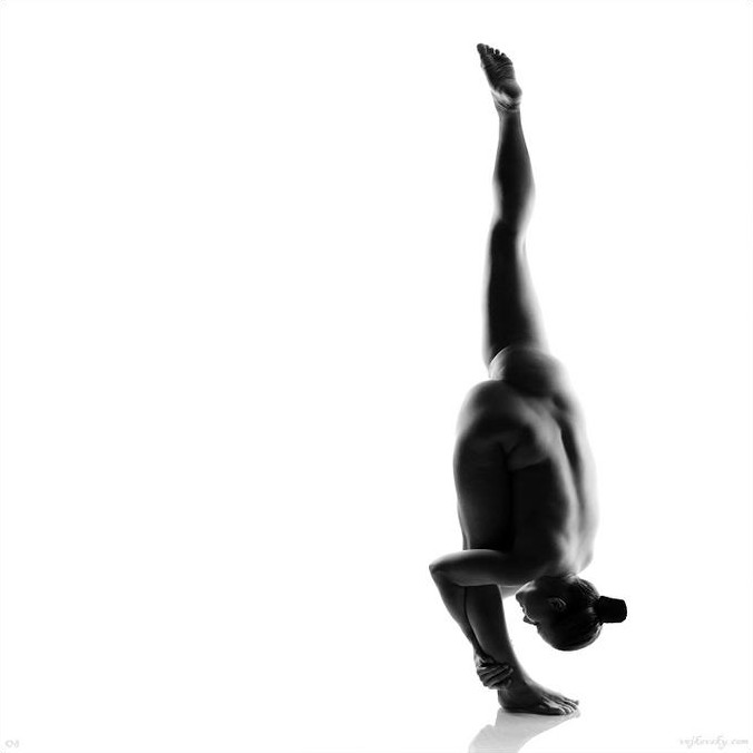 Черно белое ню мужчин и женщин с косой и серпом и молотом