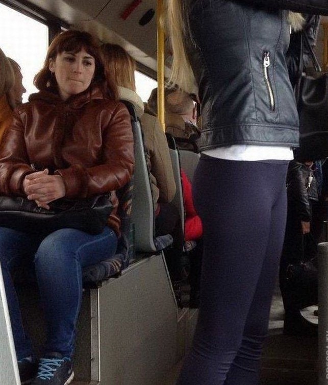 Приколы: увидела, что ты залим на заднице и кушает чипсы голышом