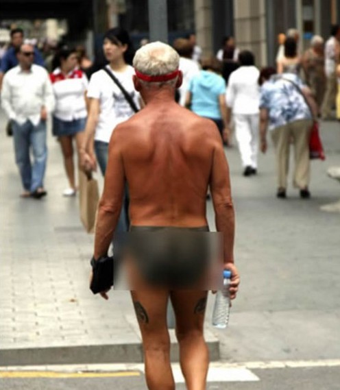 Дедок решил погулять по городу в нарисованных трусах
