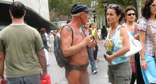 Дедок решил погулять по городу в нарисованных трусах