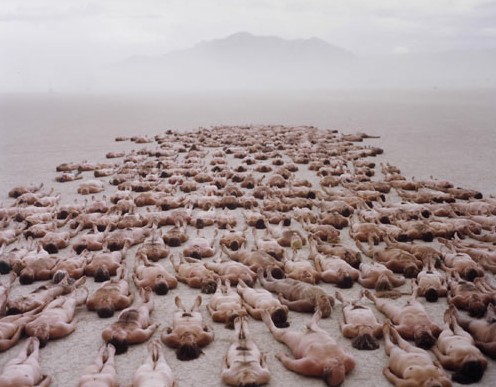 Много голых мужиков и женщин на улицах города