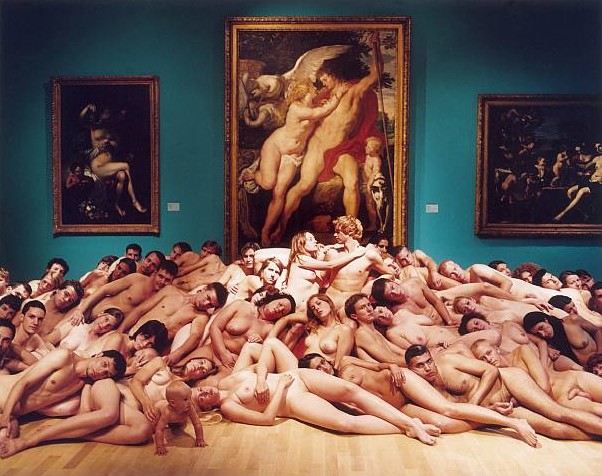 Много голых мужиков и женщин на улицах города