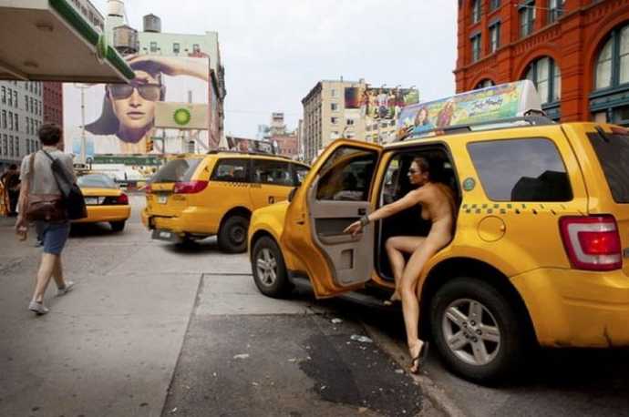 Прогулка по Нью-Йорку без трусов и лифаков