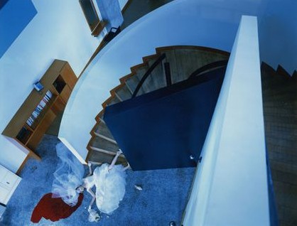 Лежащие девушки - словно трупы