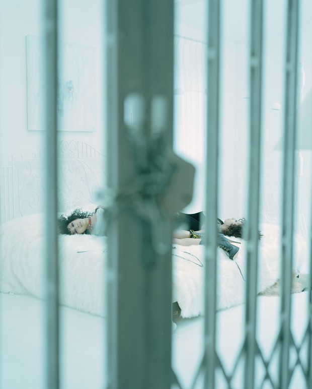 Лежащие девушки - словно трупы