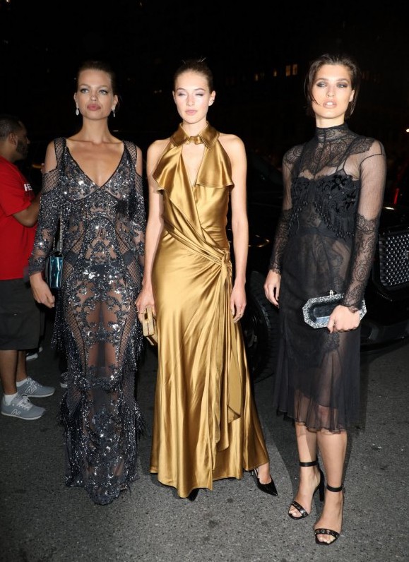 Фото: модель Daphne Groeneveld в просвечивающем платье