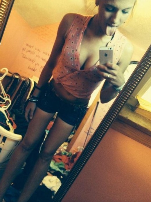 Фото селфи обнаженных девушек в бардаке