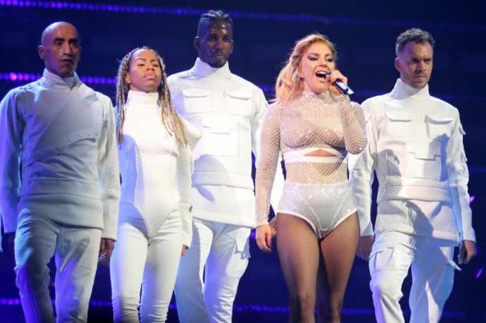 Продюсер, дизайнер и актриса Lady Gaga в экстравагантных костюмах