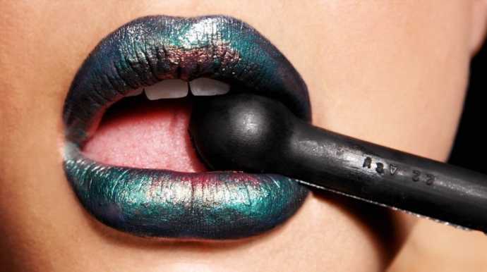 Женские губы - крупный план